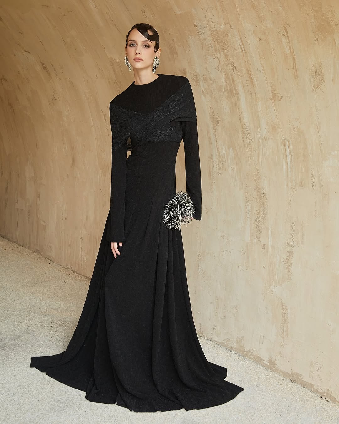 Off White Belt - Elegantes Schwarz-Weißes Satin-Maxikleid mit Schulterfreiem Ausschnitt