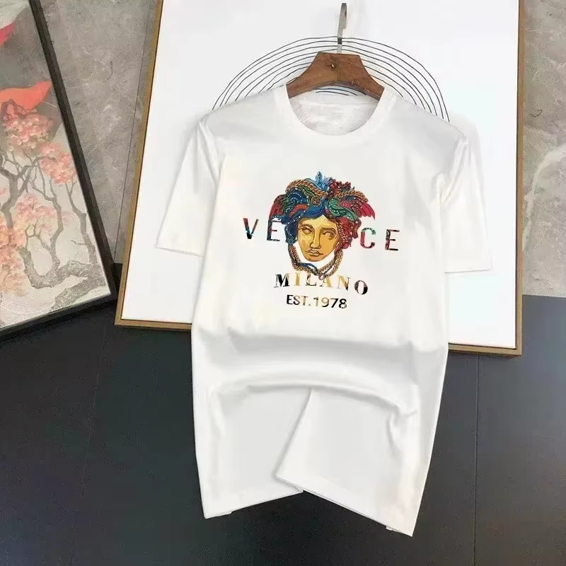 Weißes klassisches T-Shirt mit – Streetwear Brand Aesthetic Bewertung und Preis